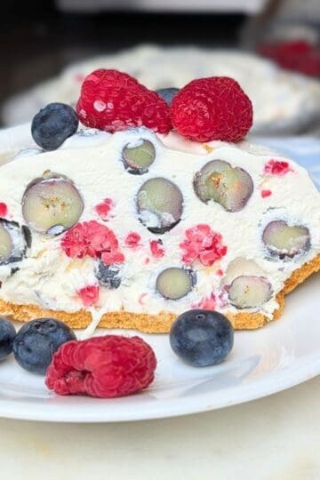 cool whip pie with berries