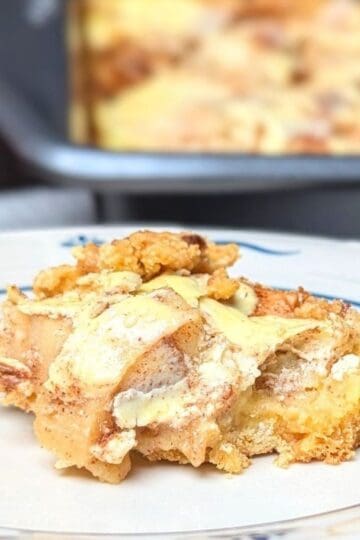 apple kuchen on plate